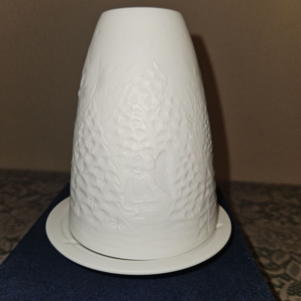 Sorelle Fine Porcelain Votive Tea Light Candle Holder with a Christmas Scene - Picture 2 of 6